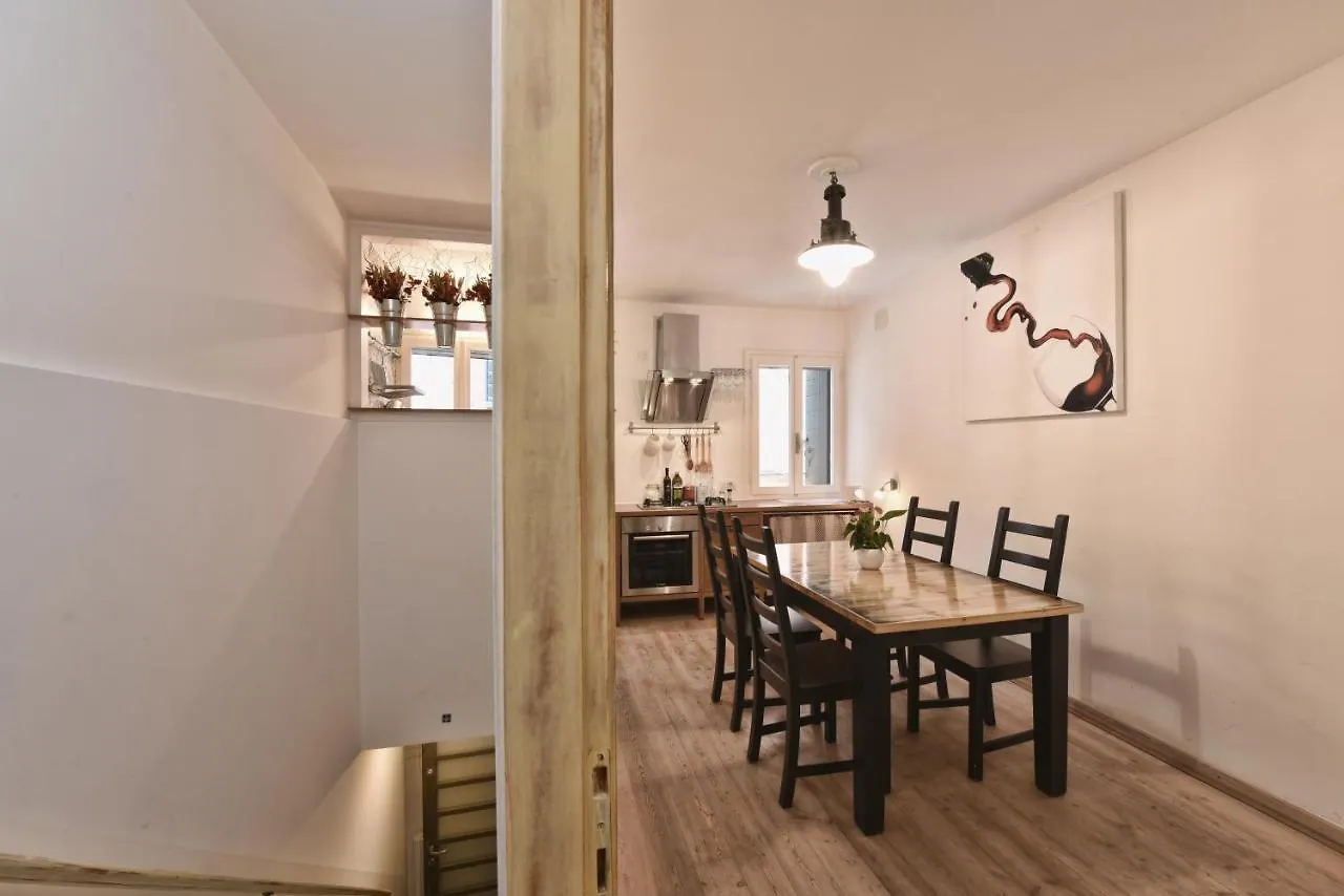 Al Piano - Home Away From Home Venice Apartment